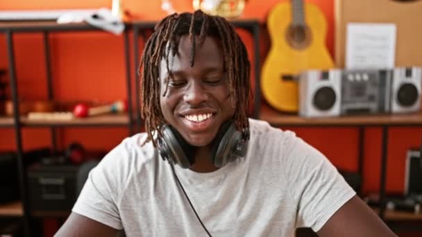 Afroamerikanischer Musiker Mit Kopfhörern Lächelt Selbstbewusst Musikstudio — Stockvideo
