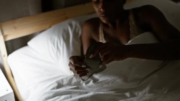 Afro Amerikaanse Vrouw Draagt Slaapmasker Slapen Slaapkamer — Stockvideo