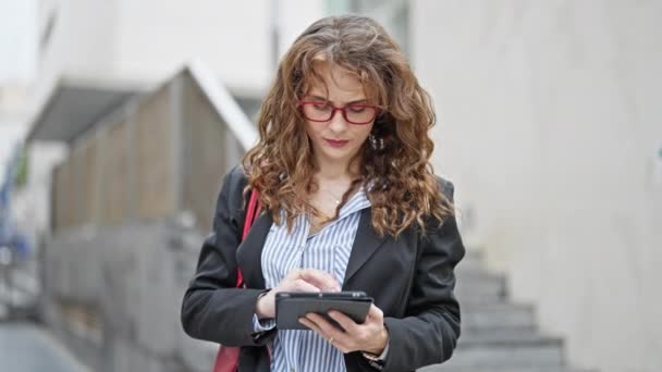 Νεαρή Γυναίκα Επιχειρηματίας Χρησιμοποιώντας Touchpad Στο Δρόμο — Αρχείο Βίντεο
