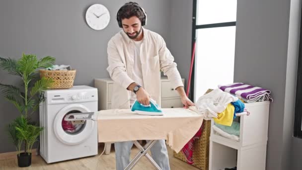 Genç Spanyol Adam Müzik Dinliyor Çamaşır Odasında Giysileri Ütülüyor — Stok video