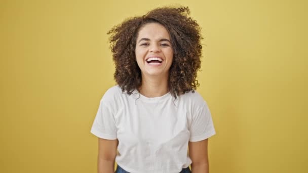 Junge Schöne Hispanische Frau Lacht Viel Über Isolierten Gelben Hintergrund — Stockvideo