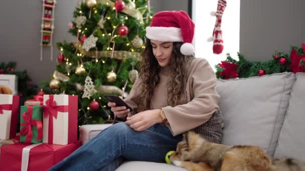 Akıllı Telefon Kredi Kartıyla Köpek Alışverişi Yapan Genç Spanyol Kadın — Stok video