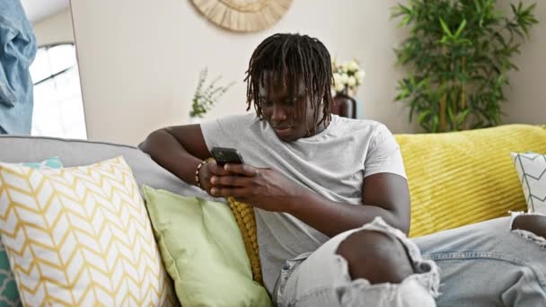 Hombre Afroamericano Usando Teléfono Inteligente Haciendo Buen Gesto Casa — Vídeos de Stock