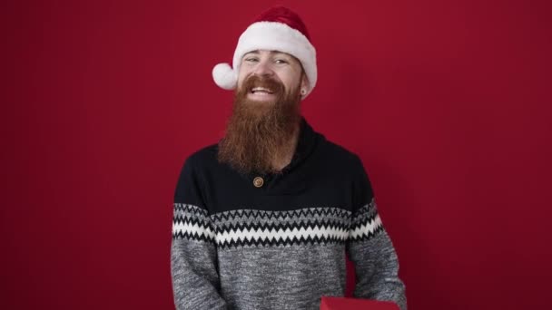 Jeune Rousse Homme Tenant Cadeau Portant Chapeau Noël Sur Fond — Video