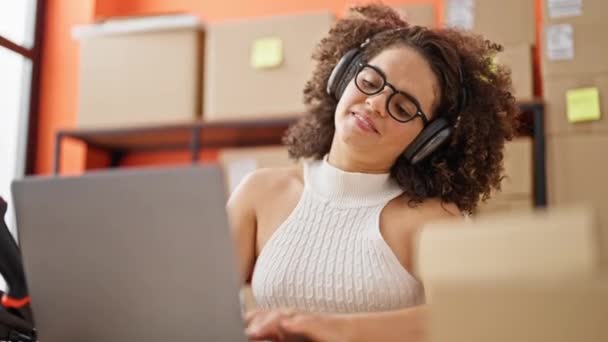 Joven Mujer Hispana Hermosa Comercio Electrónico Trabajador Negocios Escuchando Música — Vídeo de stock