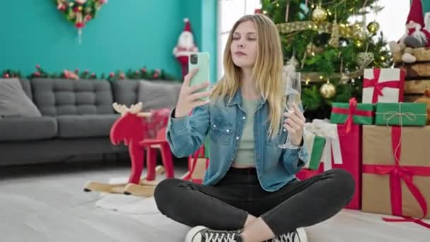 Mladá Blondýna Žena Slaví Vánoce Držení Šampaňského Aby Selfie Smartphone — Stock video