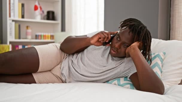 Hombre Afroamericano Hablando Smartphone Acostado Cama Dormitorio — Vídeo de stock