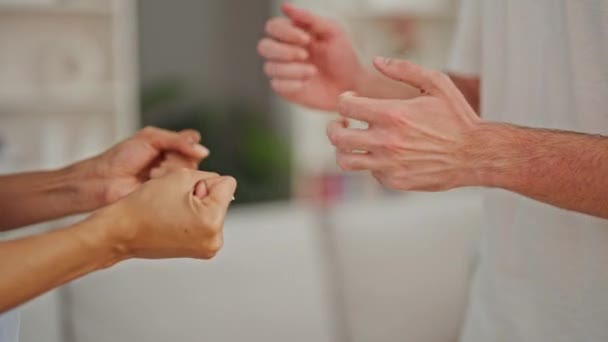 Руки Жестом Разногласия Прекрасная Латиноамериканская Пара Спорят Вместе Помещении Семейный — стоковое видео