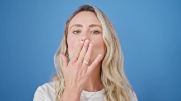 Junge Blonde Frau Lächelt Zuversichtlich Weht Kuss Über Isolierten Blauen — Stockvideo