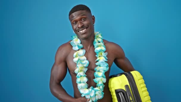 Africano Americano Homem Turista Sem Camisa Vestindo Hawaiian Lei Segurando — Vídeo de Stock