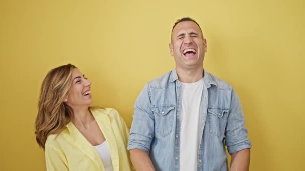Pasangan Pria Dan Wanita Berdiri Bersama Sama Tertawa Banyak Atas — Stok Video