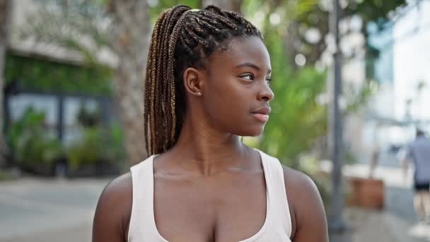 Африканська Американка Стоїть Серйозним Виразом Обличчя Парку — стокове відео