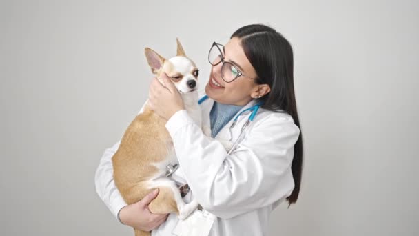 Mladá Hispánská Žena Čivava Pes Veterinární Lékař Líbání Pes Přes — Stock video