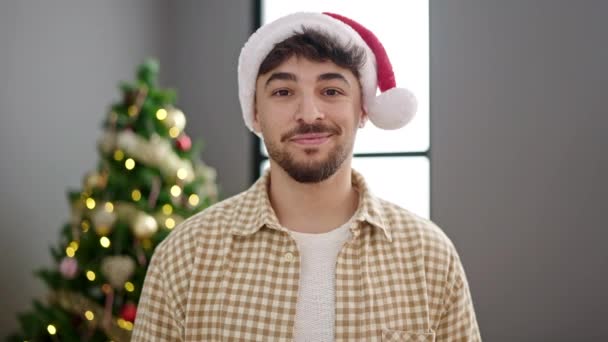 Jeune Homme Arabe Souriant Confiant Debout Près Arbre Noël Maison — Video