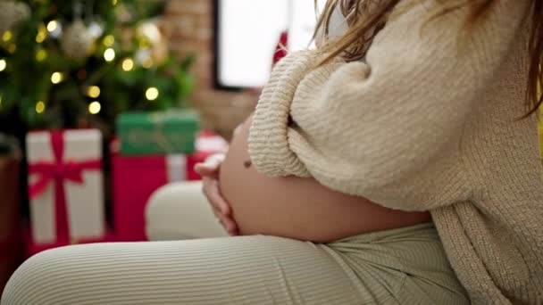 Ung Gravid Kvinna Massera Magen Firar Jul Hemma — Stockvideo