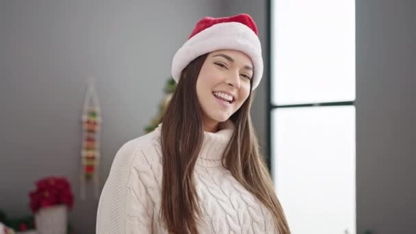 年轻美丽的惊慌失措的女人站在圣诞树旁 在家里跳舞 — 图库视频影像