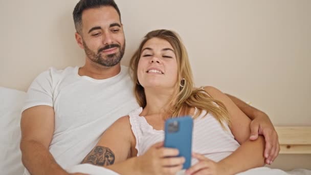 Man Vrouw Paar Liggend Bed Met Behulp Van Smartphone Knuffelen — Stockvideo