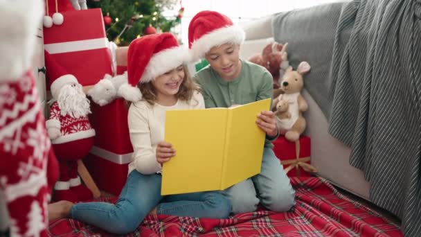 Чарівний Хлопчик Дівчинка Читають Книгу Святкування Різдва Вдома — стокове відео