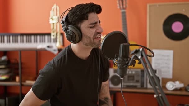 Νεαρός Ισπανός Μουσικός Που Χαμογελάει Αυτοπεποίθηση Τραγουδώντας Στο Στούντιο — Αρχείο Βίντεο
