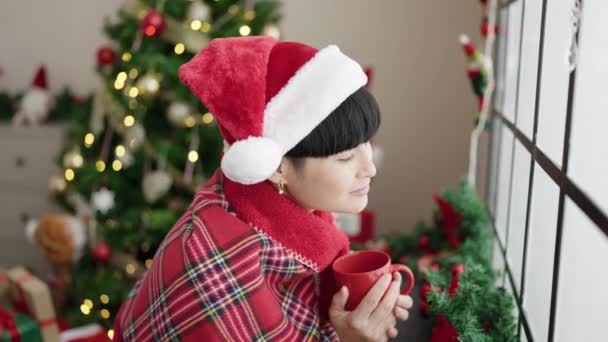 Joven Mujer China Bebiendo Café Por Árbol Navidad Mirando Tirar — Vídeos de Stock