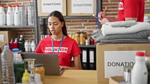 Corazón Del Servicio Comunitario Voluntarios Voluntarias Dominan Tecnología Absortos Trabajo — Vídeos de Stock