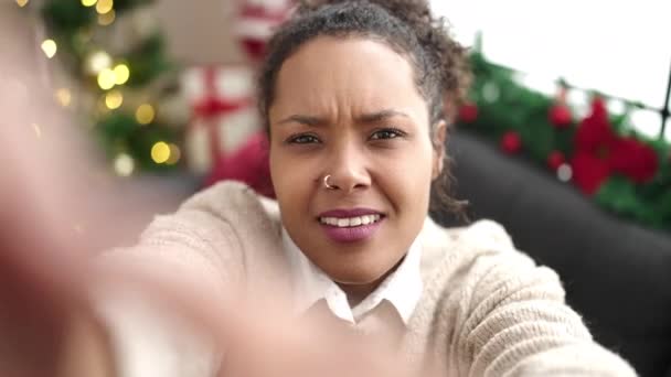 Afroamerykanka Mając Wideo Połączenie Siedzi Kanapie Przez Choinkę Domu — Wideo stockowe