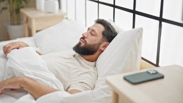 Genç Spanyol Adam Yatak Odasında Uyuyan Akıllı Telefona Benziyor — Stok video