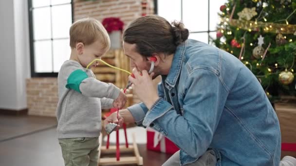 Ojciec Syn Rozpakowywanie Boże Narodzenie Prezent Gry Lekarzem Domu — Wideo stockowe
