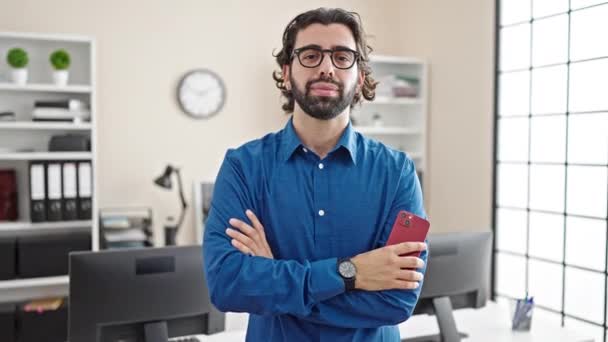 Joven Trabajador Negocios Hispano Pie Con Los Brazos Cruzados Gesto — Vídeos de Stock