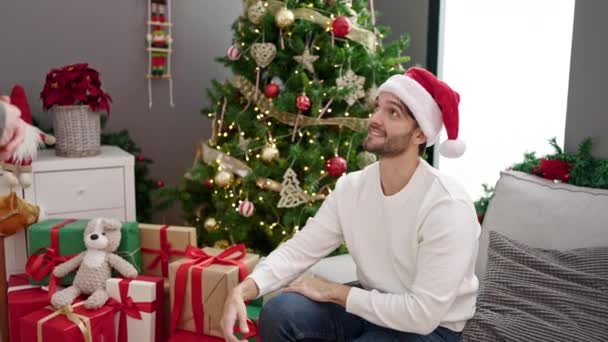 Erkek Noel Sürprizini Evde Nişan Yüzüğüyle Kutluyor — Stok video