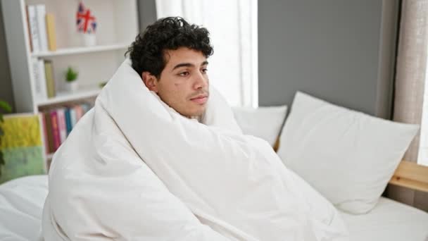 Jovem Homem Latino Cobrindo Com Cobertor Segurando Termômetro Quarto — Vídeo de Stock