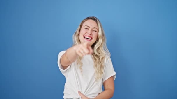 Jonge Blonde Vrouw Lachen Veel Wijzen Naar Camera Geïsoleerde Blauwe — Stockvideo