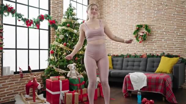 Jovem Loira Celebrando Natal Dançando Casa — Vídeo de Stock