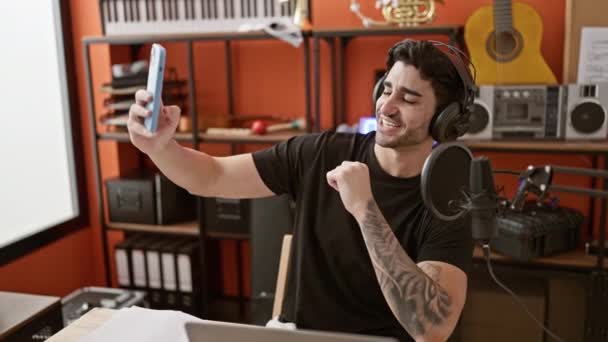 Ung Latinamerikansk Man Musiker Sitter Bordet Med Videosamtal Musikstudio — Stockvideo