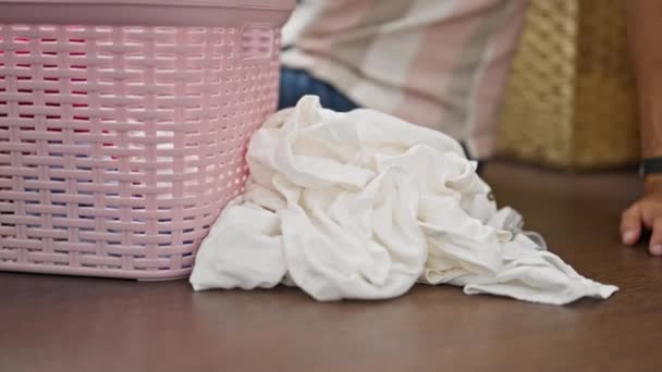 Çamaşır Odasında Çamaşır Yıkayan Spanyol Genç Adam Deterjan Şişesini Yere — Stok video