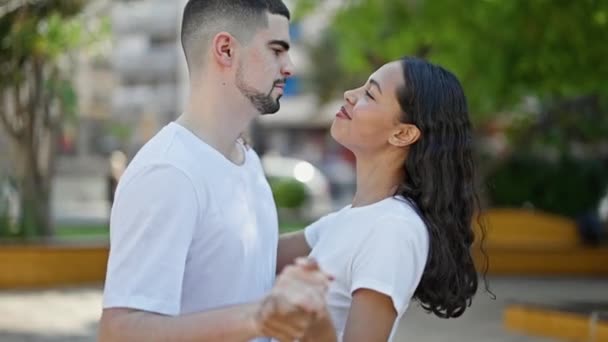 美しいカップル 自信を放つ 晴れた日差しの下で公園で一緒に踊ることを楽しむ 彼らの笑顔の表情愛と喜びのまさに絵 — ストック動画