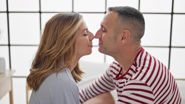 Homme Femme Couple Assis Sur Lit Embrassant Dans Chambre — Video