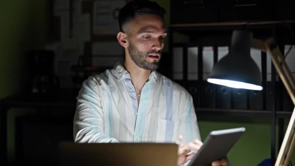 Junger Hispanischer Geschäftsmann Mit Touchpad Und Laptop Lächelt Büro — Stockvideo