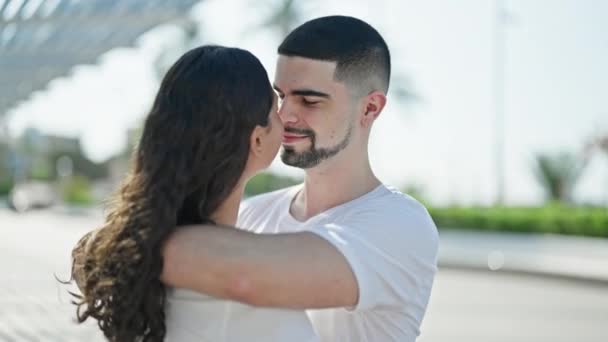 Abraços Casal Confiantes Bonitos Sorrisos Alegres Parque Ensolarado Expressando Amor — Vídeo de Stock