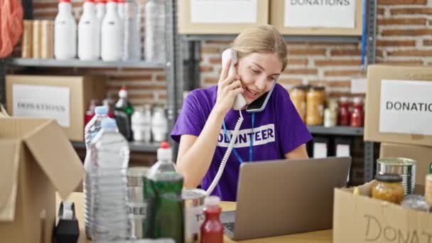 Joven Mujer Rubia Voluntaria Hablando Smartphone Teléfono Usando Portátil Centro — Vídeos de Stock