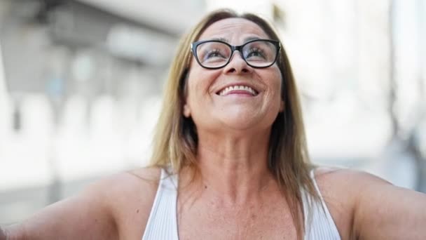 Mujer Hispana Mediana Edad Con Gafas Celebrando Calle — Vídeos de Stock
