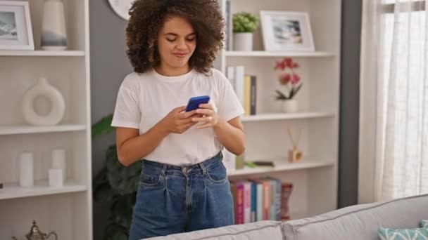 Jovem Bela Mulher Hispânica Usando Smartphone Deitado Sofá Casa — Vídeo de Stock