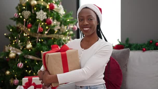 Африканская Американка Подарком Сидит Дома Диване Рождественской Елки — стоковое видео