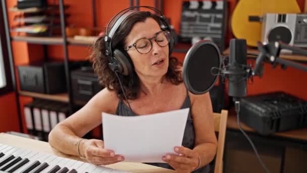 Mujer Hispana Mediana Edad Músico Sonriendo Con Confianza Cantando Canción — Vídeos de Stock