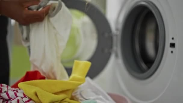 Αφροαμερικανή Που Πλένει Ρούχα Στο Πλυσταριό — Αρχείο Βίντεο