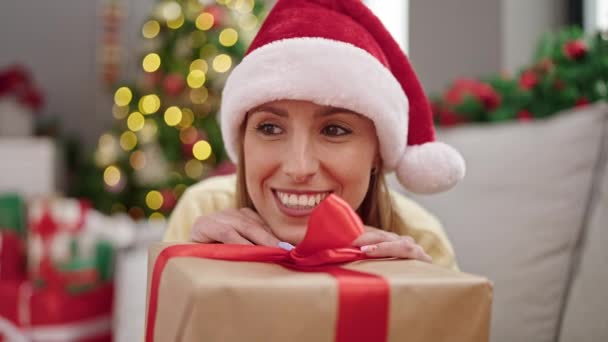 Jong Blond Vrouw Leunen Gift Liggend Bank Door Kerstboom Thuis — Stockvideo