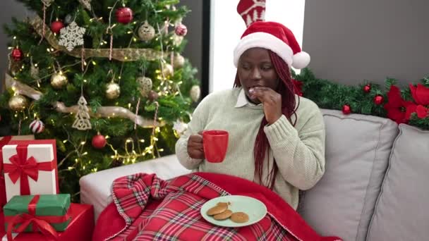 Mujer Africana Con Pelo Trenzado Comiendo Galletas Sentada Sofá Por — Vídeos de Stock