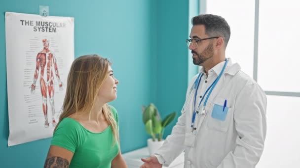 Homme Femme Médecin Patient Embrassent Clinique — Video
