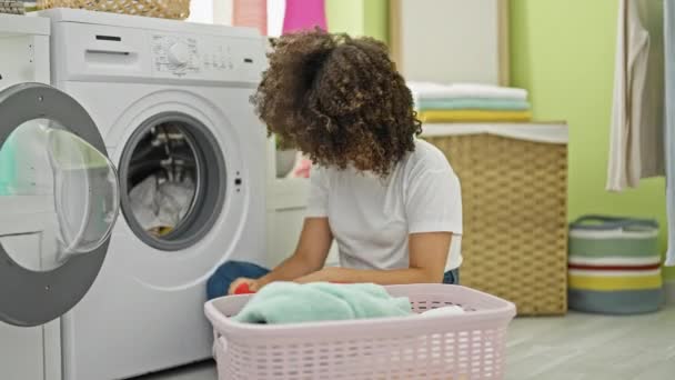 Junge Schöne Hispanische Frau Beim Wäschewaschen Sitzt Müde Auf Dem — Stockvideo