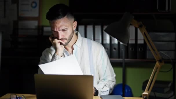 Jovem Hispânico Homem Negócios Trabalhando Estressado Recebendo Salário Sendo Feliz — Vídeo de Stock